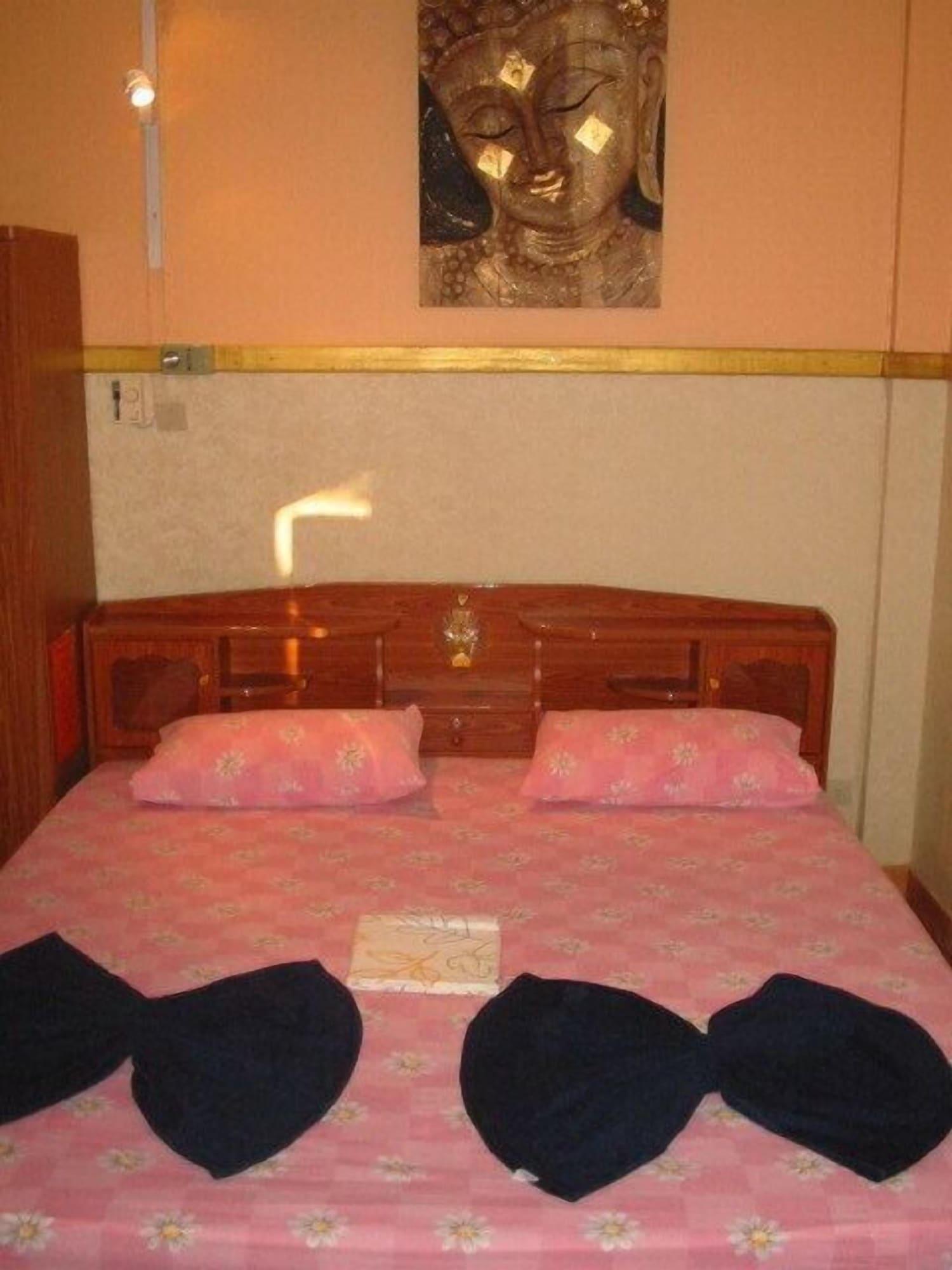 Hollanda Montri Guesthouse 치앙마이 외부 사진