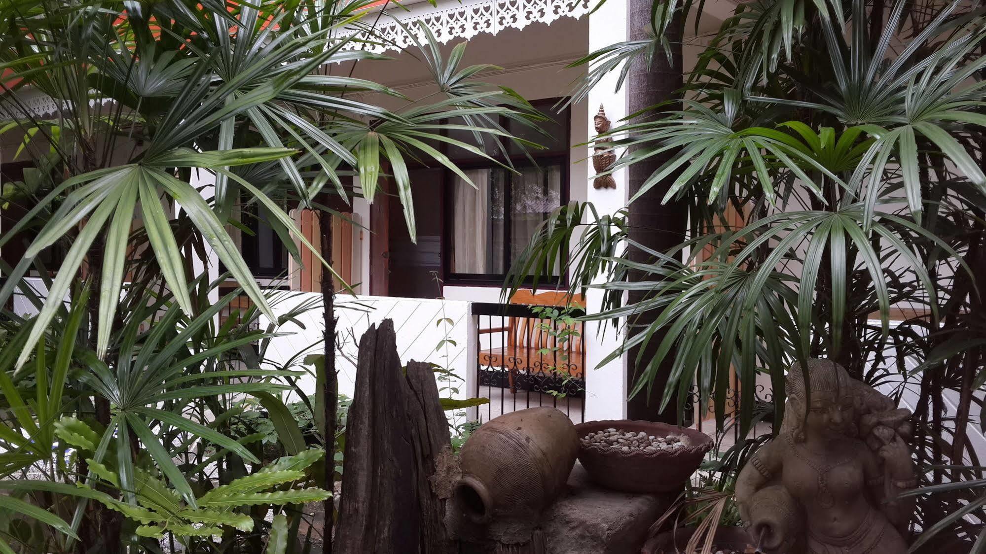 Hollanda Montri Guesthouse 치앙마이 외부 사진