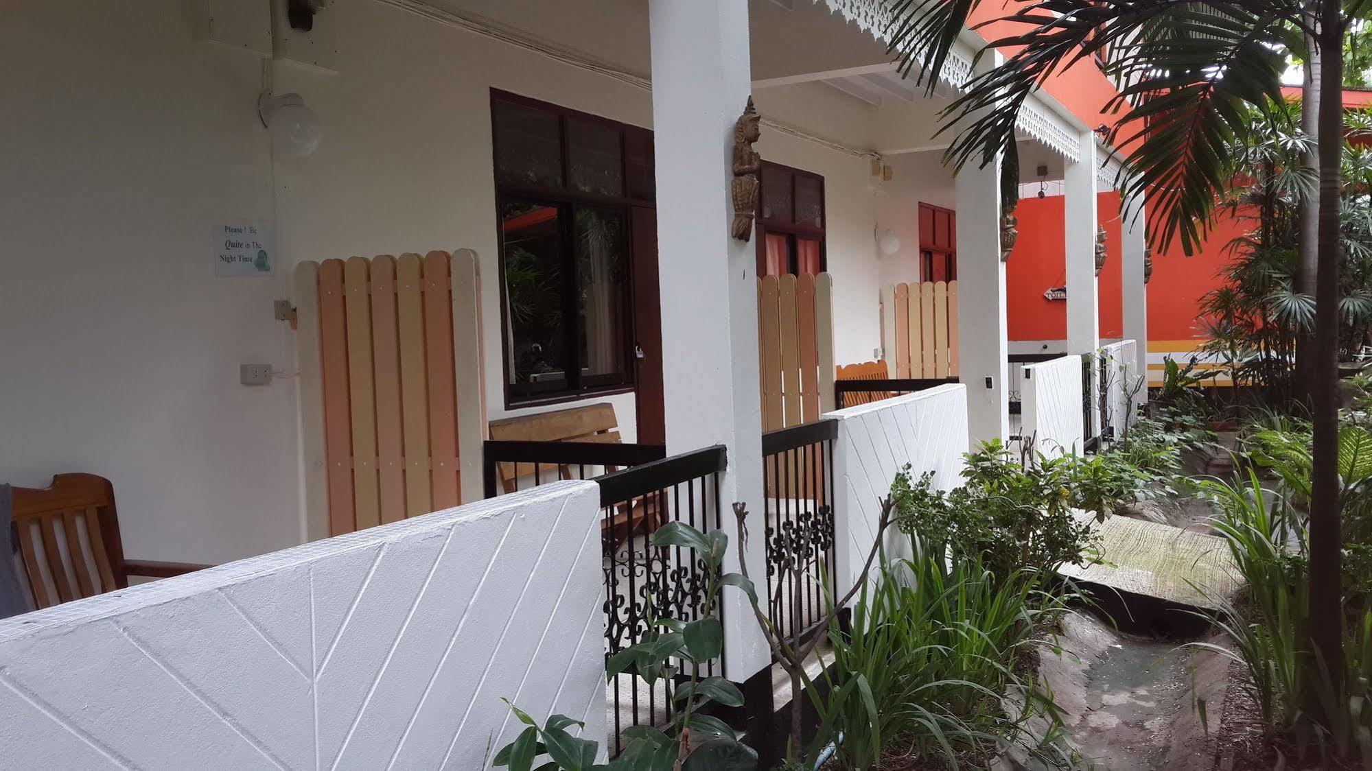 Hollanda Montri Guesthouse 치앙마이 외부 사진