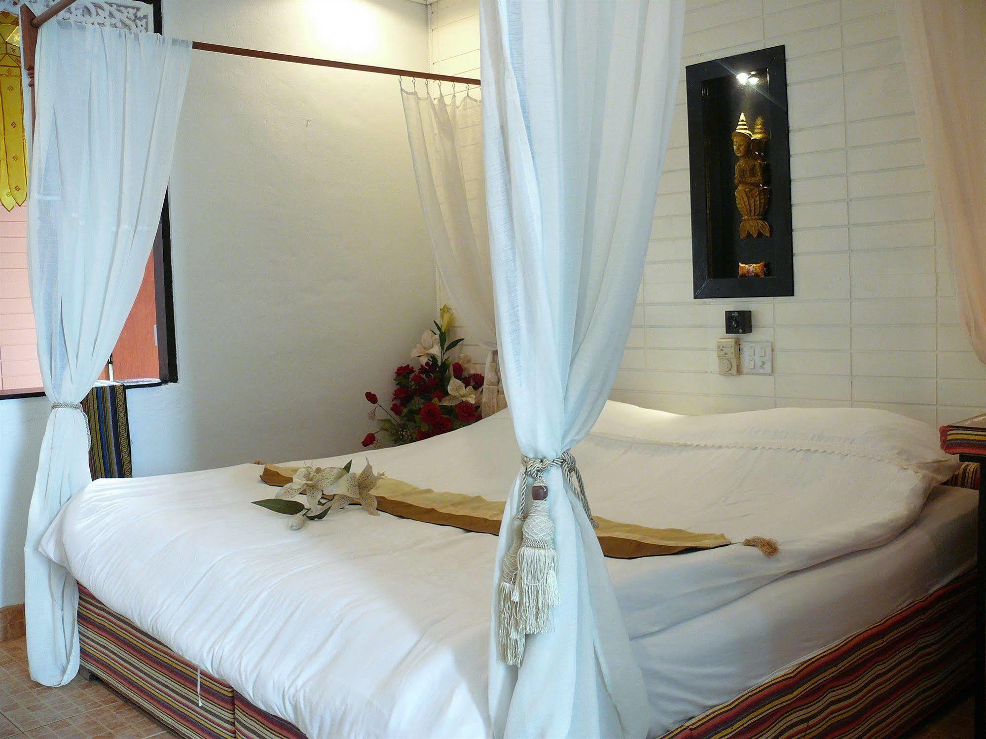 Hollanda Montri Guesthouse 치앙마이 외부 사진